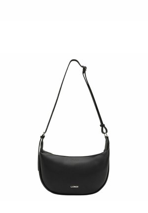 Schwarze Leder-Schultertasche mit gewölbtem Design, verstellbarem Riemen, Reißverschluss und subtiler Logo-Detailierung auf der Vorderseite. Glatte Textur.