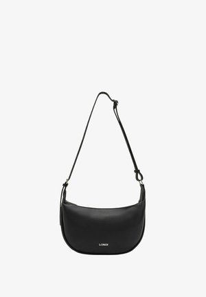 Schwarze Leder-Schultertasche mit gewölbtem Design, verstellbarem Riemen, Reißverschluss und subtiler Logo-Detailierung auf der Vorderseite. Glatte Textur.