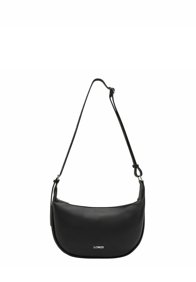 Schwarze Leder-Schultertasche mit gewölbtem Design, verstellbarem Riemen, Reißverschluss und subtiler Logo-Detailierung auf der Vorderseite. Glatte Textur.