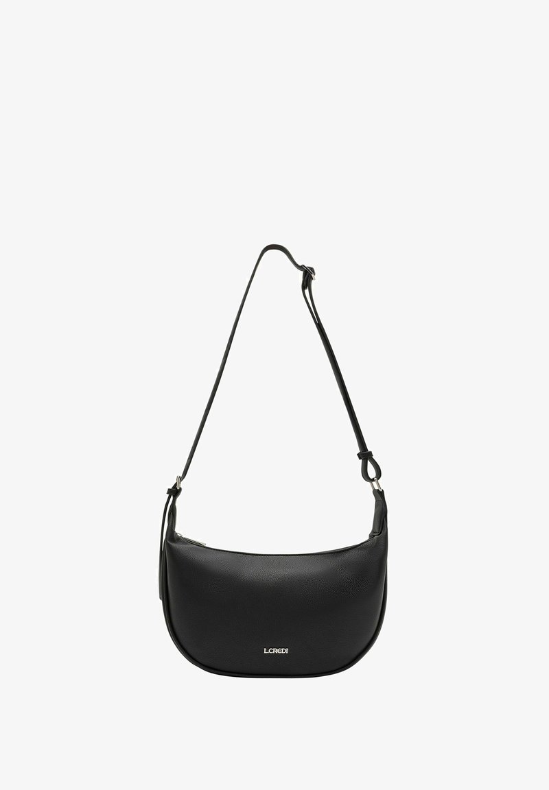 Sac à bandoulière en cuir noir avec un design courbé, une bandoulière réglable, une fermeture éclair et un logo discret à l'avant. Texture lisse.