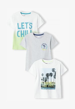 Trzy t-shirty z krótkim rękawem w kolorze białym, szarym i jasnozielonym, wykonane z bawełny. Wśród cech znajdują się nadruki palm i tekstowe wzory w kolorze niebieskim i żółtym.