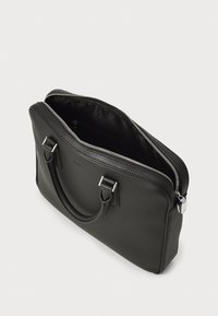 Sort læder laptop taske med en struktureret overflade, top lynlås, dobbelte håndtag og sølvfarvede hardware detaljer. Indvendigt indeholder den lommer til organisering.