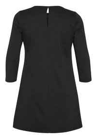 Robe noire à manches trois-quarts, décolleté arrondi et détail en goutte dans le dos. Tissu lisse, longueur au genou et silhouette en A.