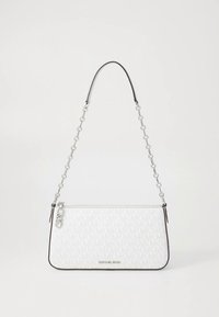 Bolso de mano de cuero blanco con un patrón de logotipo geométrico, tira de cadena plateada y detalles en negro a lo largo de los bordes. Cierre con cremallera en la parte superior.