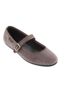 Bailarina de terciopelo gris con punta redondeada, correa ajustable y hebilla de metal, que cuenta con una suela de goma negra texturizada.