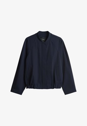 Giacca bomber blu navy con colletto rotondo, vita elasticizzata, due tasche frontali e dettagli di cucitura eleganti. Realizzata in tessuto leggero.