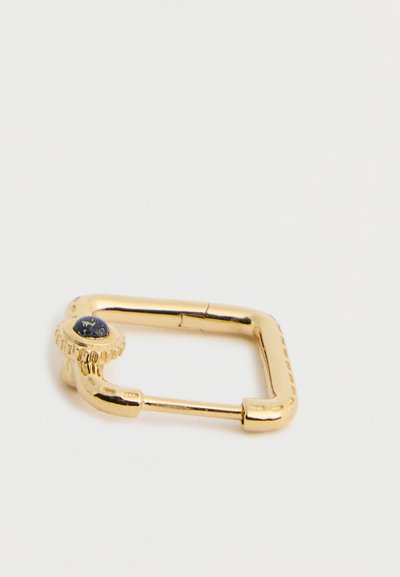 Fibbia rettangolare color oro con bordo testurizzato e un accento di pietra blu in un angolo; finitura della superficie liscia.