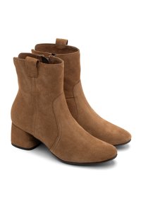 Brązowe zamszowe botki za kostkę z okrągłym noskiem, małym obcasem w kształcie bloku i bocznymi zamkami błyskawicznymi. Posiadają pętle do ciągnięcia u góry, co ułatwia zakładanie.