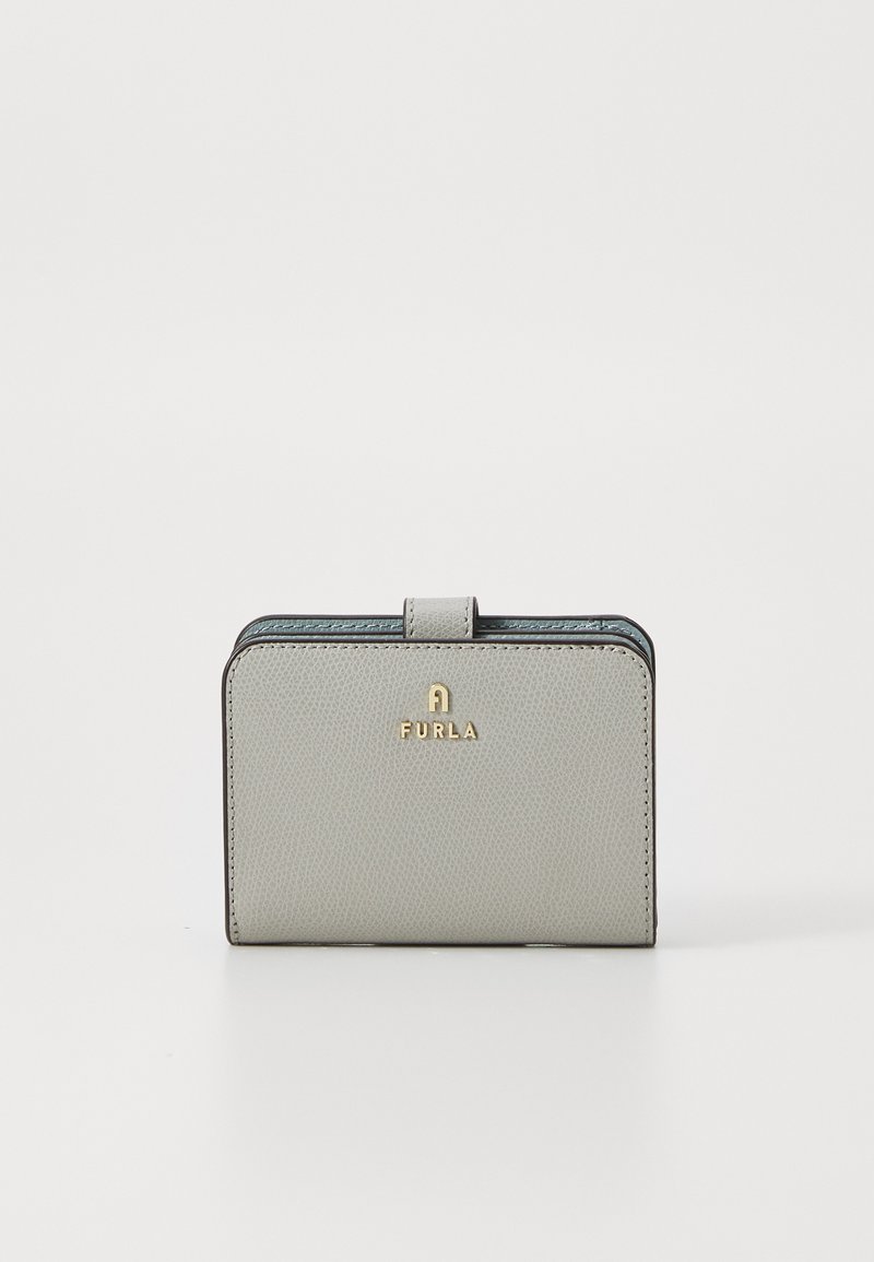 Portefeuille en cuir gris avec une surface texturée, arborant un logo doré et un fermoir rabat. Forme rectangulaire compacte avec des bords arrondis.