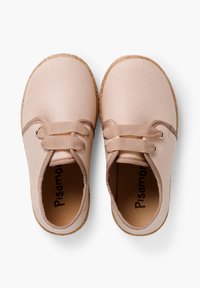 Scarpe in tela rosa chiaro con punta arrotondata, lacci elastici e suola in juta testurizzata. L'interno presenta una stampa del logo marrone.