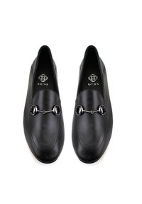 Schwarze Lederloafers mit glatter Oberfläche, abgerundeter Zehenform und metallischen Beschlägen über dem Rist. Minimalistisches Design ohne sichtbare Markenkennzeichnung.