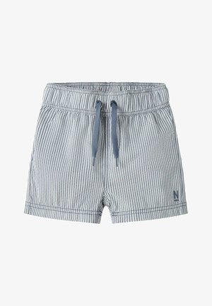 Shorts légers à rayures verticales bleues et blanches avec ceinture élastique et cordons bleus, petit logo près de l'ourlet sur fond uni.