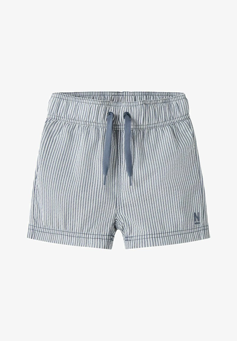 Shorts légers à rayures verticales bleues et blanches avec ceinture élastique et cordons bleus, petit logo près de l'ourlet sur fond uni.