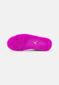 Suola di scarpa in gomma rosa con un motivo di presa texture. Presenta un accento con logo bianco e un design con bordo smussato.