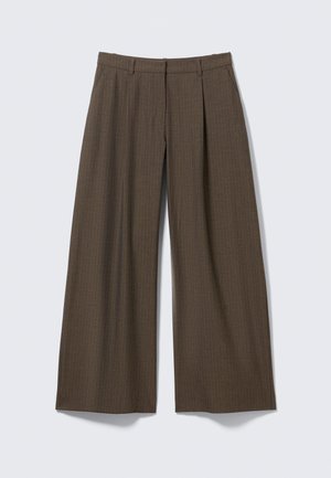 Pantaloni largi maro cu dungi fine, cu buzunare pentru curea și pliuri frontale, expuși pe o suprafață plată pe un fundal gri deschis.