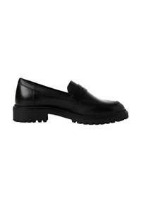 Mocasín de cuero negro con suela de goma baja y gruesa y correa decorativa en la parte superior, mostrado desde el lado izquierdo sobre fondo blanco.