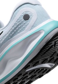 Nike Performance JOURNEY RUN - Zapatillas running asfalto - white dusty cactus pure platinum black