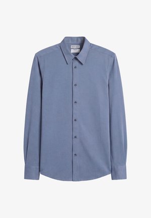 Camicia da uomo a maniche lunghe con bottoni, colore blu tenue, colletto appuntito e polsini con bottoni.