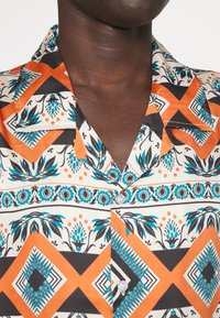 Heathe PRINTED SHIRT SET - Kratke hlače - tribal