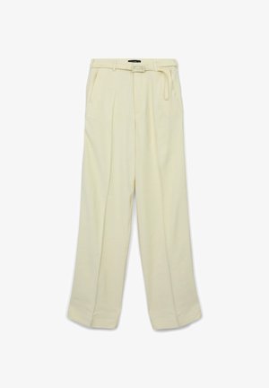 Pantaloni a gamba larga color crema con vita alta, passanti per cintura, pieghe e tasche laterali. Texture morbida e design su misura.