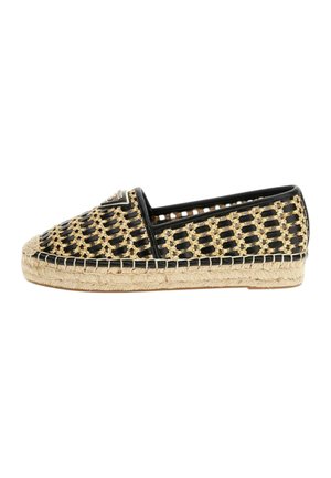 Espadrille noire à enfiler avec motif chaîne dorée tissé et semelle en jute tressée, avec un petit patch décoratif sur le devant supérieur.