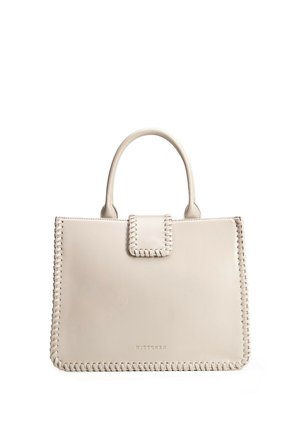 Béžová kožená kabelka s prošitými okraji, jedním vrchním uchem a klopou na zavírání vpředu.