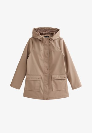 Beżowy płaszcz przeciwdeszczowy z kapturem, zapinany z przodu na zatrzaski, z regulowanym sznurkiem kaptura oraz dwoma dużymi kieszeniami z klapami i zatrzaskami.