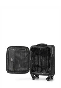 Černý tvrdý kufr na čtyřech kolech, s zipovými přihrádkami a pruhovaným vnitřním vzorem. Obsahuje nastavitelné popruhy a rukojeť pro nošení.