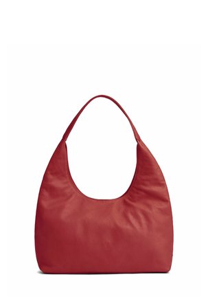 Sac à bandoulière en cuir rouge avec une forme douce et arrondie et une seule large bandoulière, présenté sur fond blanc.