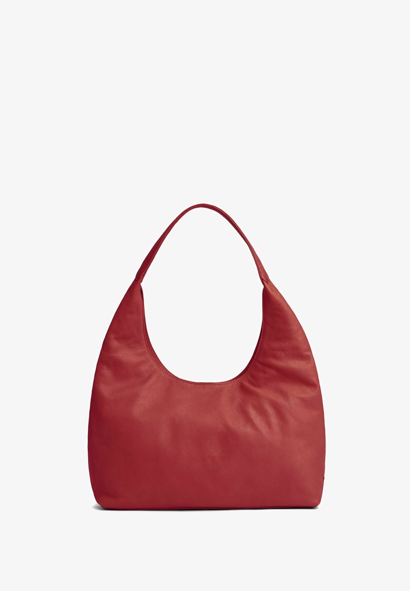 Sac à bandoulière en cuir rouge avec une forme douce et arrondie et une seule large bandoulière, présenté sur fond blanc.