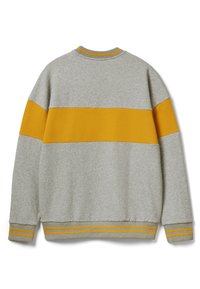 Felpa grigia con una larga striscia orizzontale giallo senape sulla schiena e bordi del colletto e dei polsini a righe gialle abbinate.