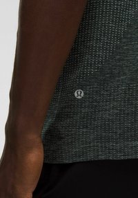 lululemon METAL VENT TECH SHORT SLEEVE - Potiskana majica - starch blue rainforest green