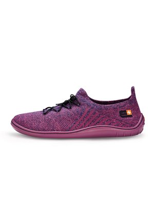Fioletowo-różowe dziane sneakersy z teksturowaną cholewką, detalem z sznurówkami i grubą gumową podeszwą. Logo po bokach z kolorowymi akcentami. Niskoprofilowy design.