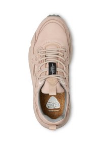 Baskets rose clair en cuir, à bout rond, avec des lacets texturés et une étiquette de marque sur la languette. Semelle intérieure en liège, accents gris.