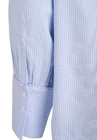 Rokav s srajco v modro-beli karo vzorcu, z naborki in zapiranjem na gumb pri manšeti. Bombažno blago, gladka tekstura.