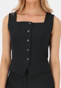 Czarna kamizelka w paski bez rękawów z kwadratowym dekoltem, sześcioma czarnymi guzikami z przodu i dwoma bocznymi kieszeniami. Dopasowany krój.