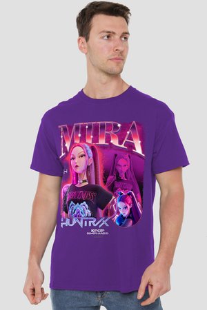 Mann trägt lila T-Shirt mit einer illustrierten weiblichen Figur mit pinken Haaren und den Aufschriften "MIRA", "HUNTRX" und "K-POP DEMON HUNTERS".