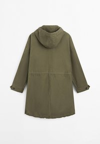 Langer olivgrüner Kapuzenmantel mit langen Ärmeln, geknöpften Manschetten und sichtbaren Nahtdetails, von hinten auf weißem Hintergrund dargestellt.