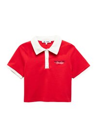 Rode cropped polo shirt met een witte kraag, met drie knopen bij de hals en een zwarte geborduurde "Manhattan Brooklyn" detail.
