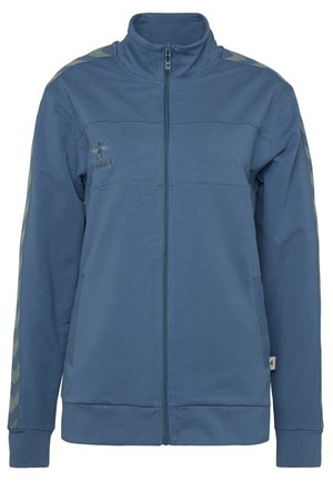 Blauwe ritsjack van zacht materiaal, met een hoge kraag, rib gebreide manchetten en contrasterende gestreepte accenten op de mouwen.