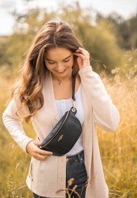 Gusti Leder ANNABELLE - Torba čez telo - schwarz