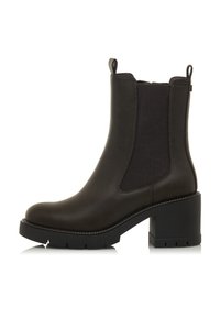 Bottine en cuir marron avec des panneaux latéraux élastiques et un talon bloc. Possède une finition lisse, un bout renforcé et des accents texturés.