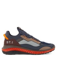 Basket de sport avec une tige bleu marine, marron et grise, des accents orange, des lacets et une semelle intermédiaire, avec le texte "ST. 360" sur le côté.