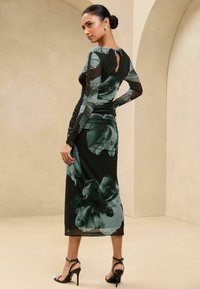 Lipsy FIT - RUCHED LONG SLEEVE MIDI  - Laisvo kirpimo suknelė - green floral