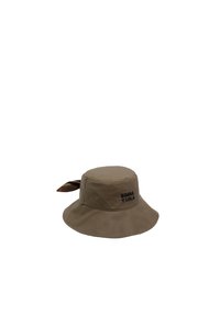 Brączowy kapelusz typu bucket, wykonany z materiału, z szerokim rondem, haftowanym logo i związanym akcentem z tyłu. Gładka tekstura.