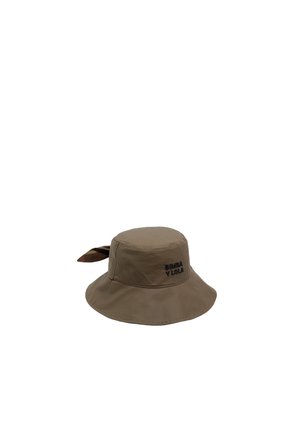Gorra de cubo marrón de tela, con un ala ancha, un logo bordado y un detalle atado en la parte trasera. Textura suave.