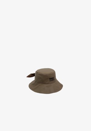 Brączowy kapelusz typu bucket, wykonany z materiału, z szerokim rondem, haftowanym logo i związanym akcentem z tyłu. Gładka tekstura.