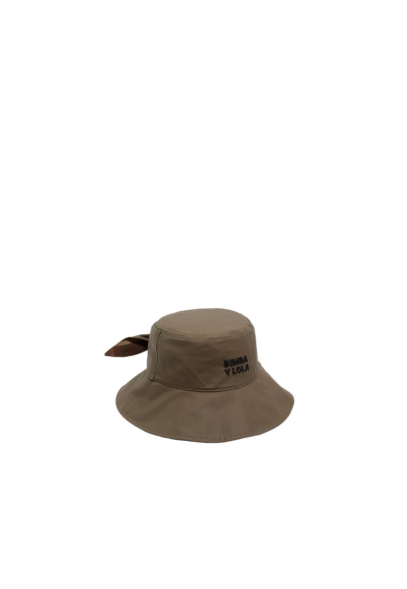 Brączowy kapelusz typu bucket, wykonany z materiału, z szerokim rondem, haftowanym logo i związanym akcentem z tyłu. Gładka tekstura.
