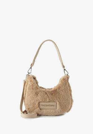 Beige nepbont handtas met een gebogen vorm, een afneembare leren schouderband en een opvallende logo-plaat aan de zijkant. Accenten van zilver hardware.