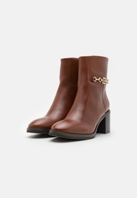Tommy Hilfiger CHAIN MID HEEL BOOTIE - Bottines - cognac brown